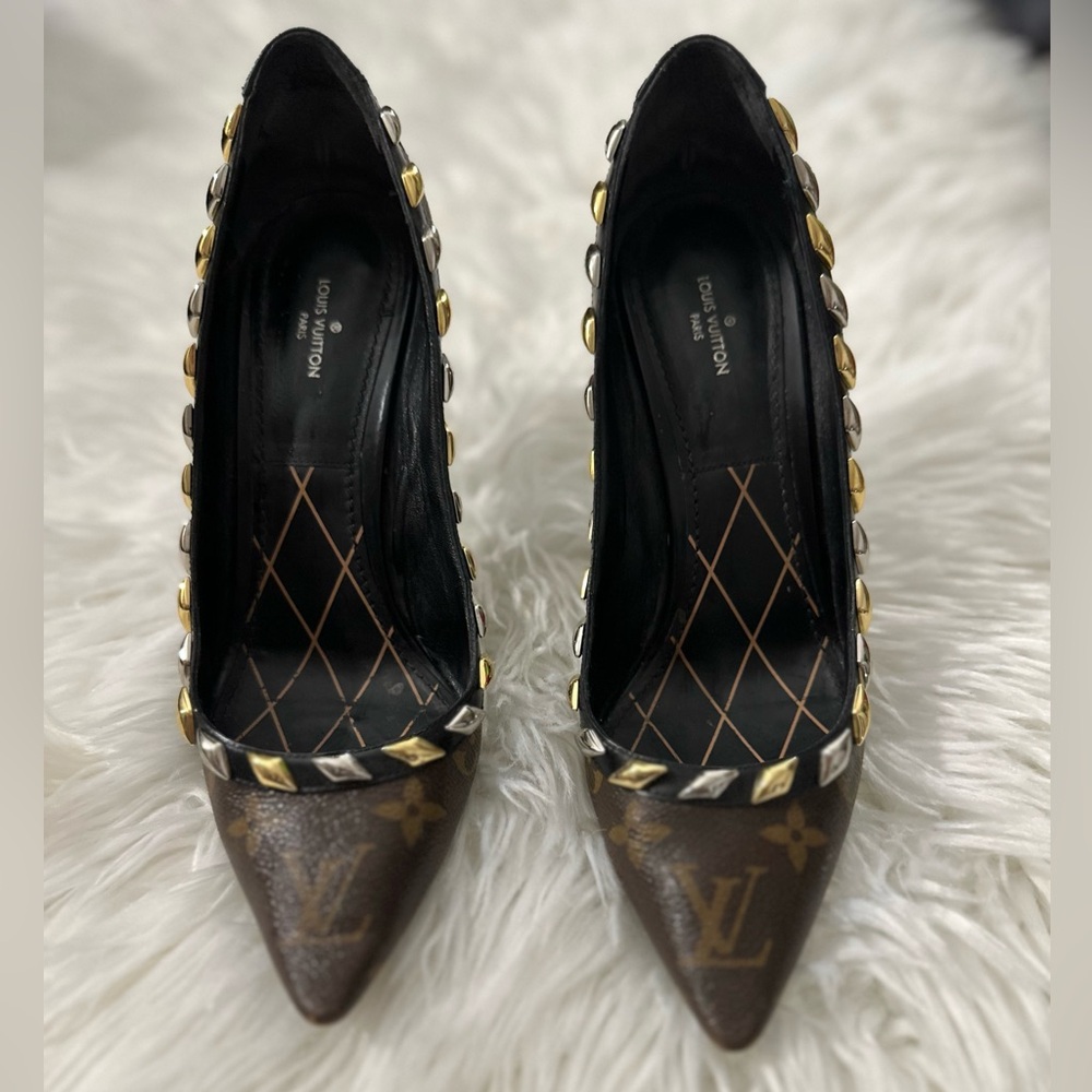 Louis Vuitton Studded Pumps, excellent condition!! Worn only a few times!